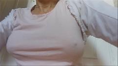 Tu madre te muestra las hermosas transparencias de sus medias y su camisa mojada