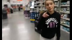 Chica desconocida me chupa la polla en walmart