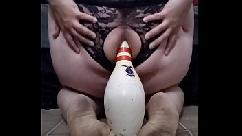 Bowling pin anal con bragas puestas