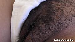 Precioso chocho negro peludo lleno de crema caliente