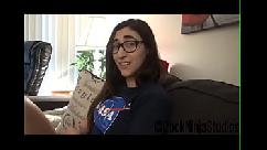 Nerd hermanita chantajeada para tener sexo para un viaje al campo espacial