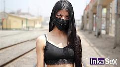 Petite modelo venezolana es abordada por peruano cerca a la línea del tren