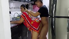 Milf caliente es follada por su hijastro en la cocina