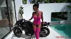 Evil erotic linda asiática con gran culo follada en la motocicleta