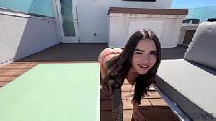 La linda y pequeña demonio sexual suttin es follada con una gran polla en la terraza de la azotea por jmac