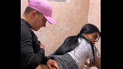 Estudiantes calientes pillados teniendo sexo en el baño de la escuela