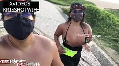 Kriss hotwife caminando en la playa disparando sus deliciosos pechos