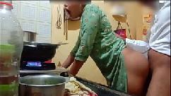 India sexy esposa se la follan mientras cocina