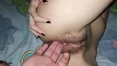 Creampie a mi hermosa hijastra en su coño peludo