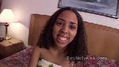 Tiny acaba de cumplir 18 años por primera vez en una joven negra pov amateur video